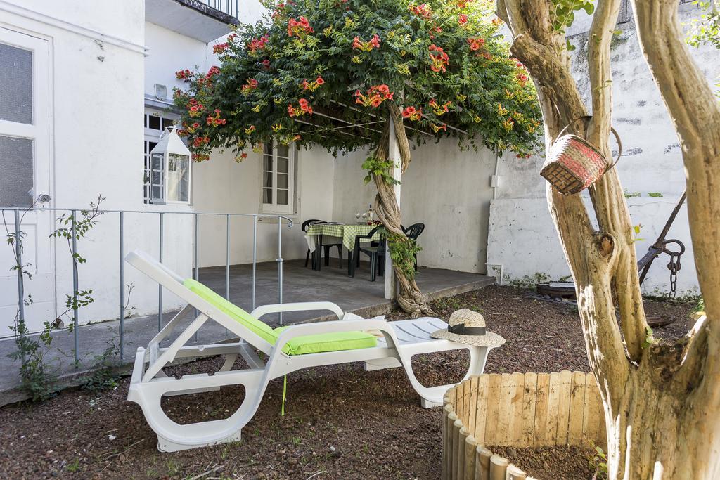Family House Garden *